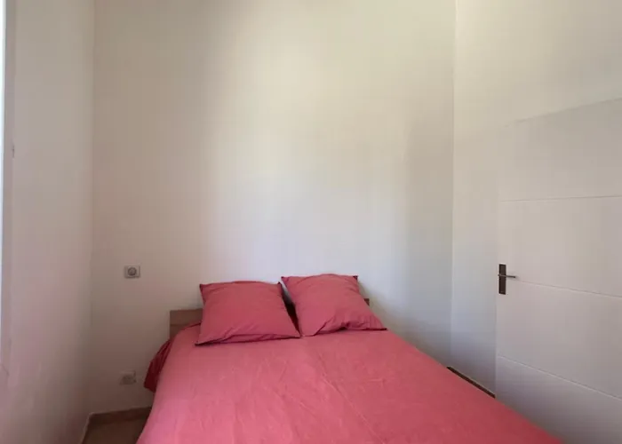 Appartement Avec Vue Sur L Eglise Des Saintes