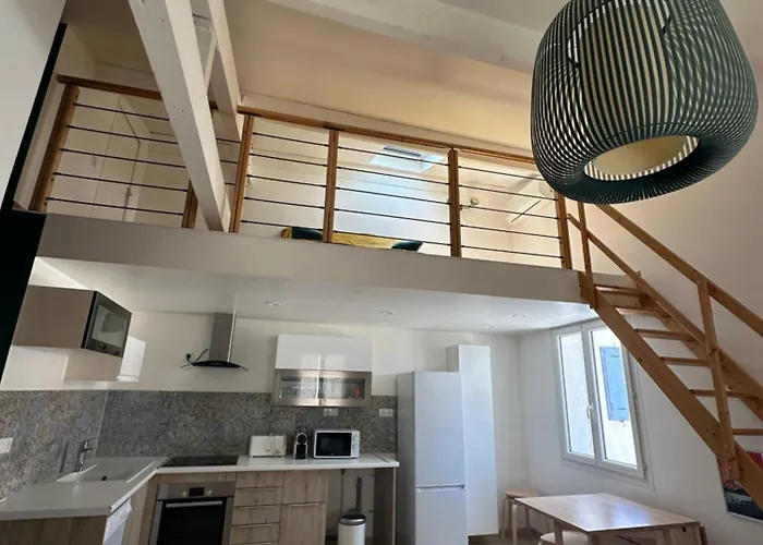Appartement Avec Vue Sur L Eglise Des Saintes