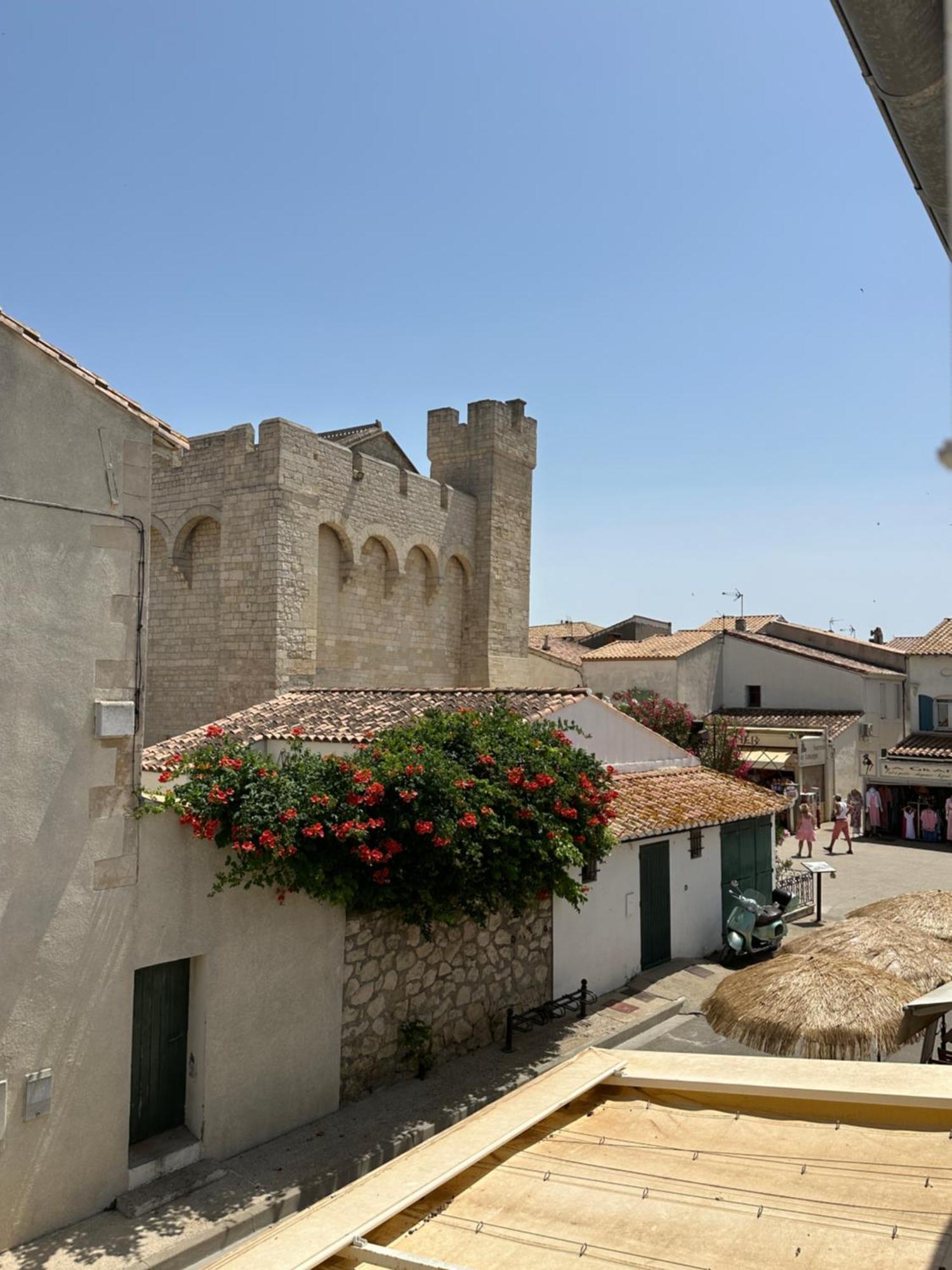 Avec Vue Sur L Eglise Des Les Saintes-Maries-de-la-Mer